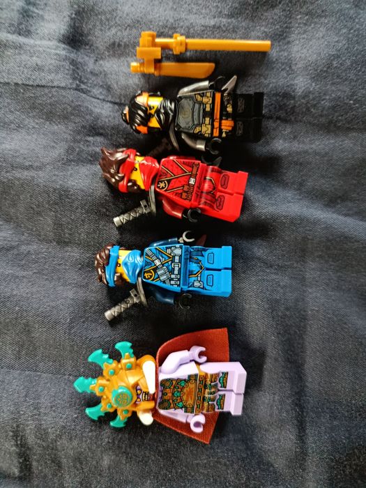 vând 4 minfigurine lego Ninjago