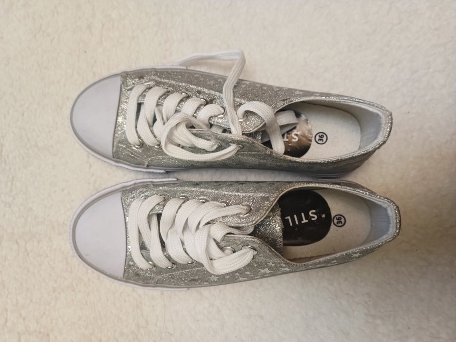 Teniși noi gri cu steluțe