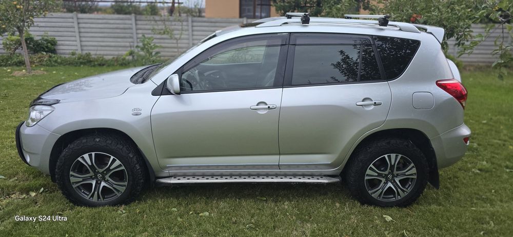 Toyota RAV4 2.2 D-4D 4x4 – întreținut exemplar, multe piese noi