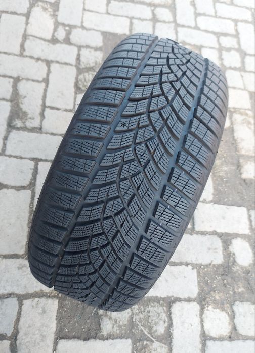 O bucată 255/45 R19 M+S iarnă - una Pirelli Goodyear