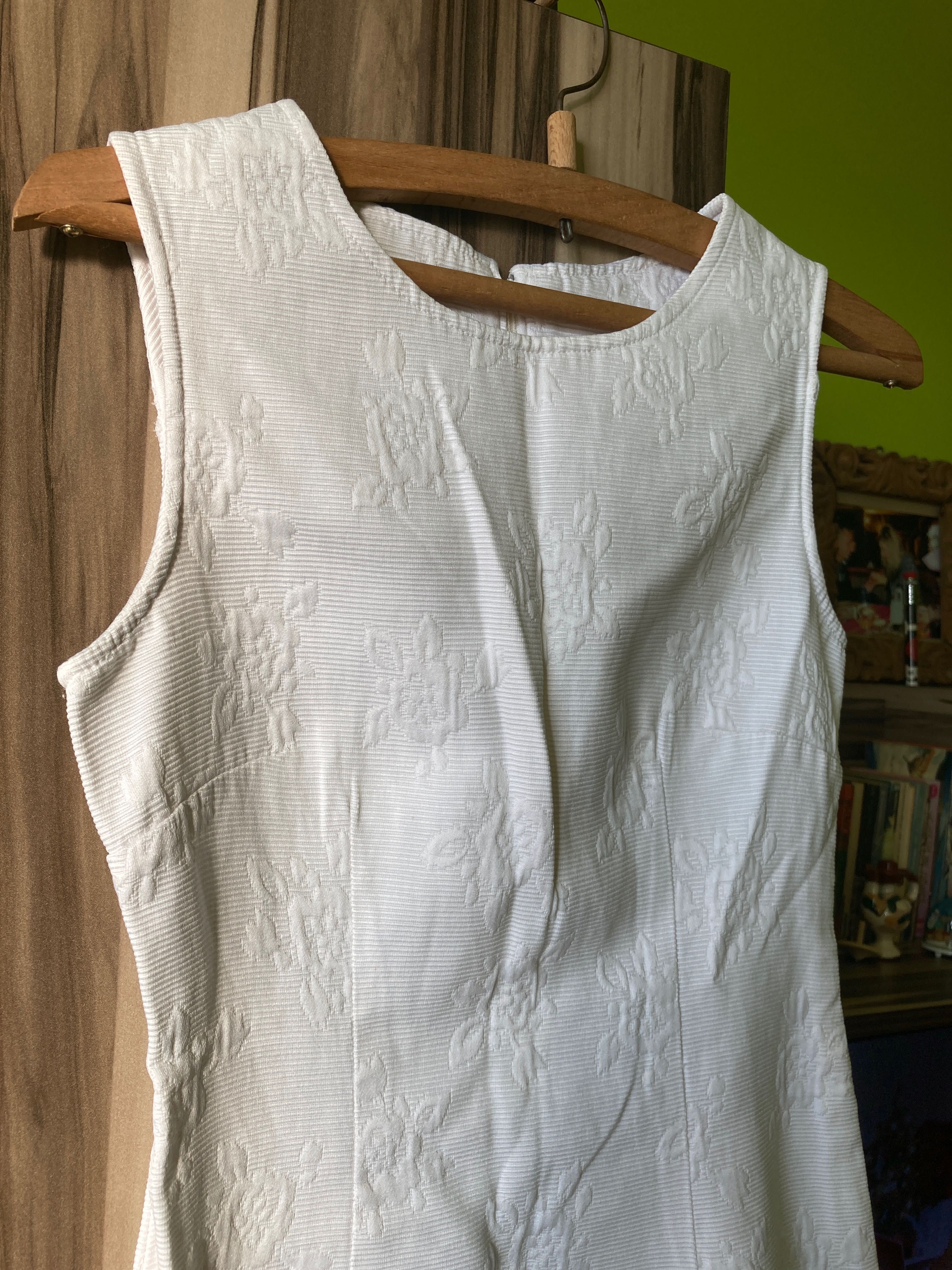 Бяла плътна рокля с размер