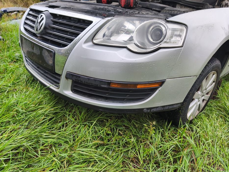 Bară față cu grilă centrală cromată gri LA7W Volkswagen Passat B6
