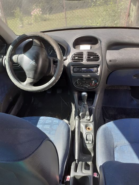 Se vine Peugeot 206, an fabricație 2002