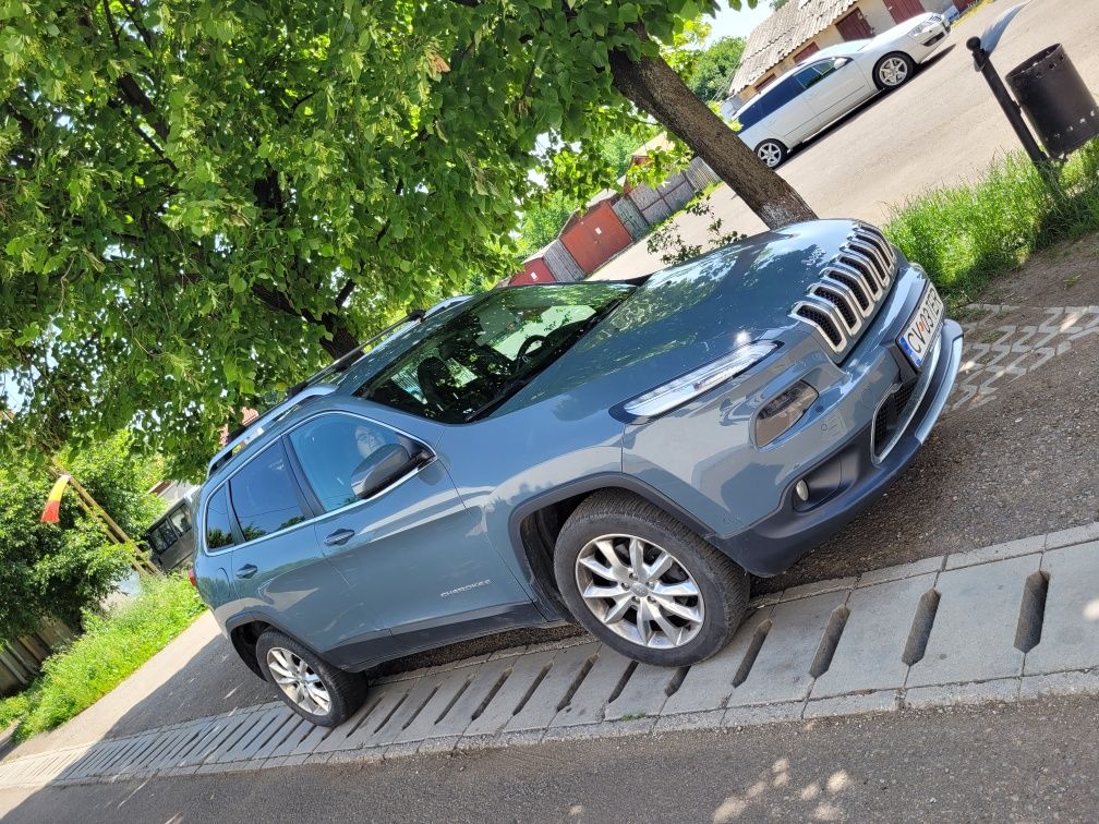 Vând Jeep Cherokee Limited