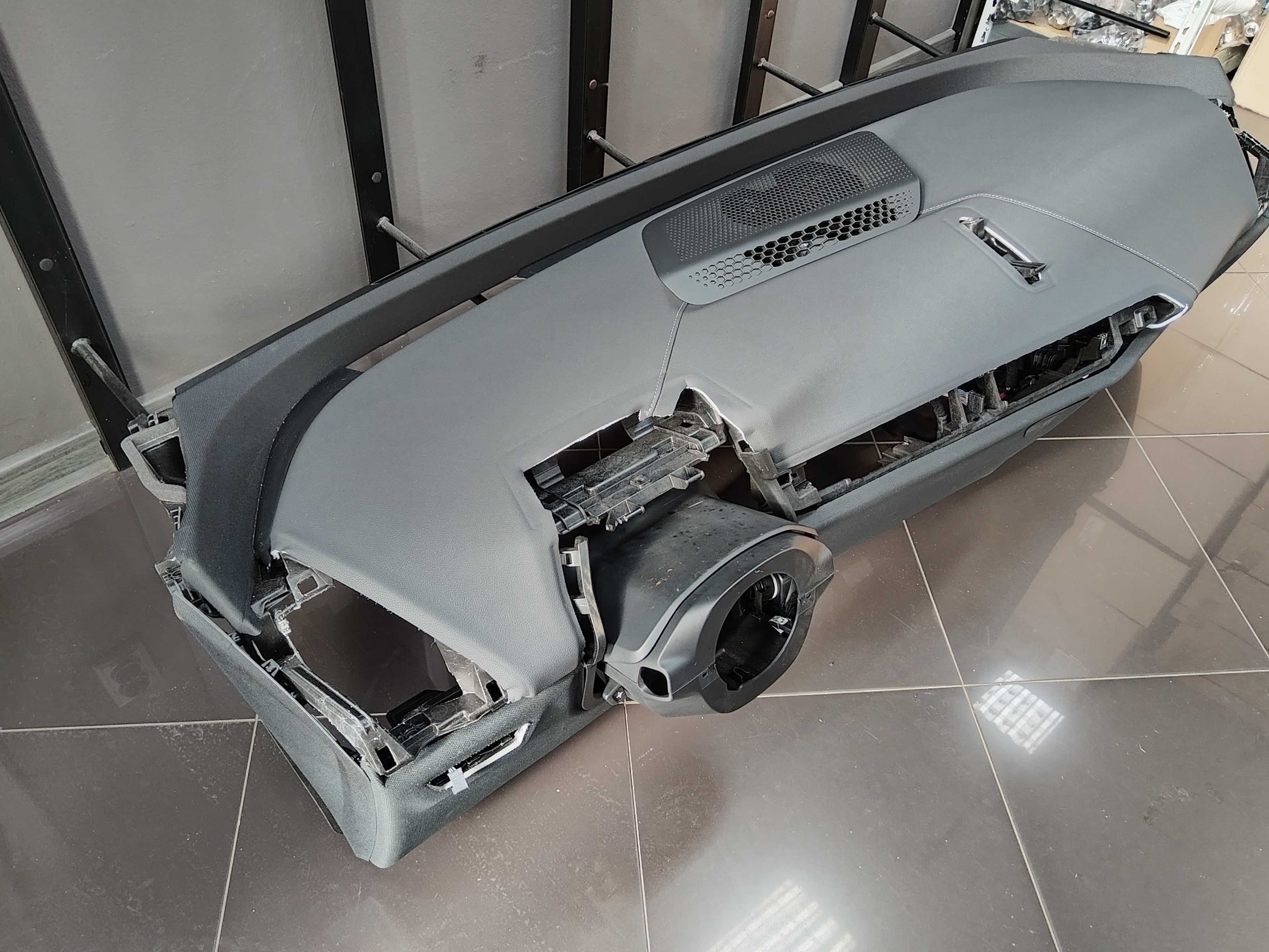 Черно Кожено Арматурно Табло BMW IX I20 Head Up