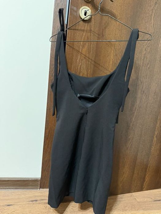 Черна рокля с панделки и гол гръб Зара