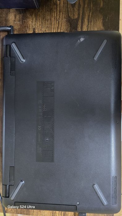 Лаптоп HP 15.6 - 4 ram hard 256