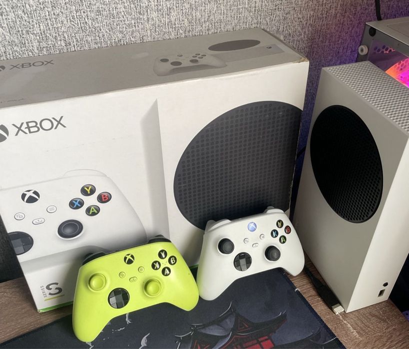 Xbox Series S + 2 джойстика + игры — комплект, торг