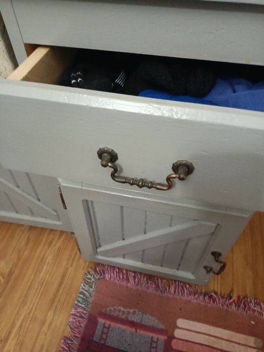 Dulap din lemn vopsit gri