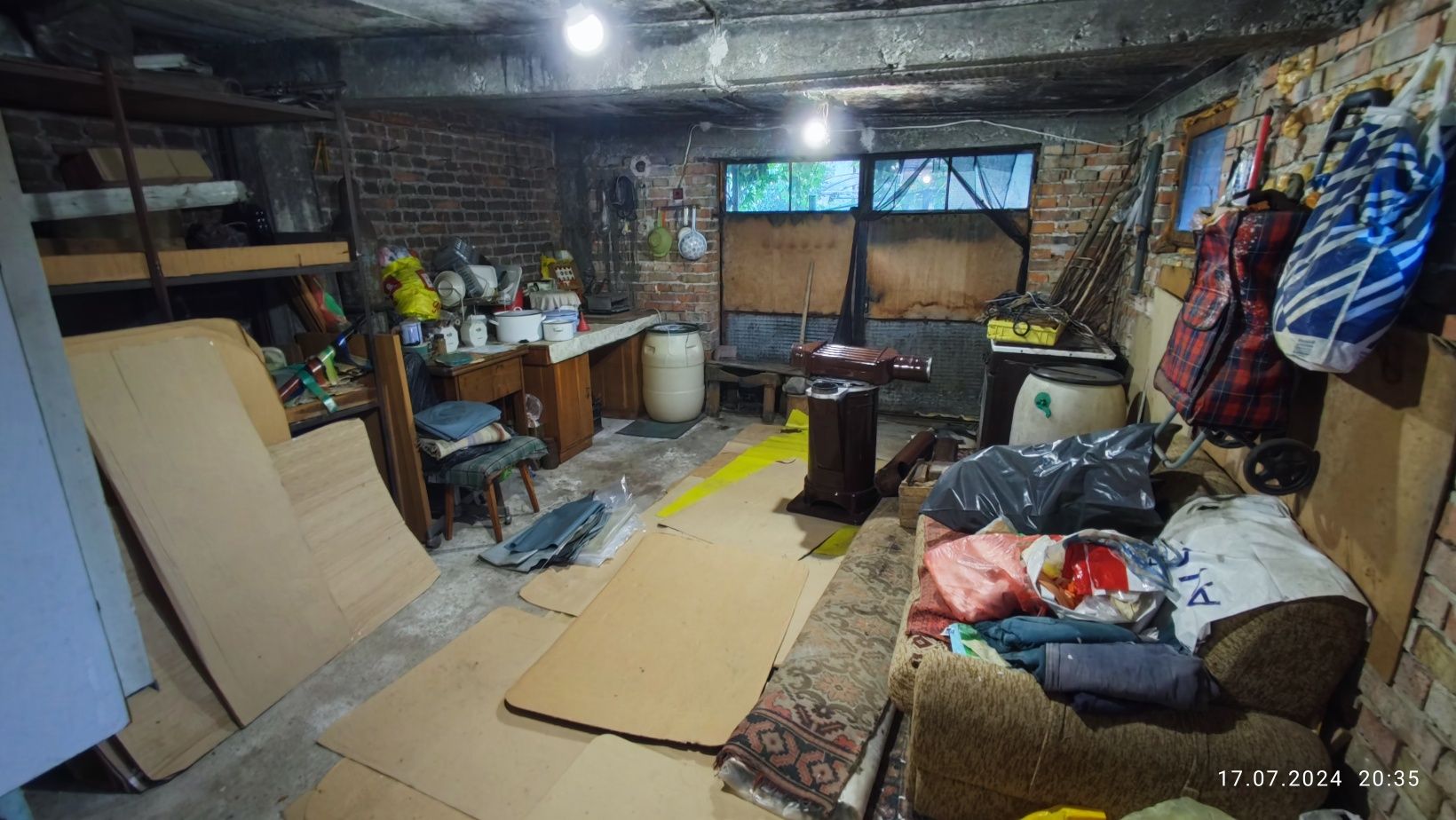 Къща за продажба гр. Камено, две сгради, гараж и двор УПИ 630 кв.м,  Р