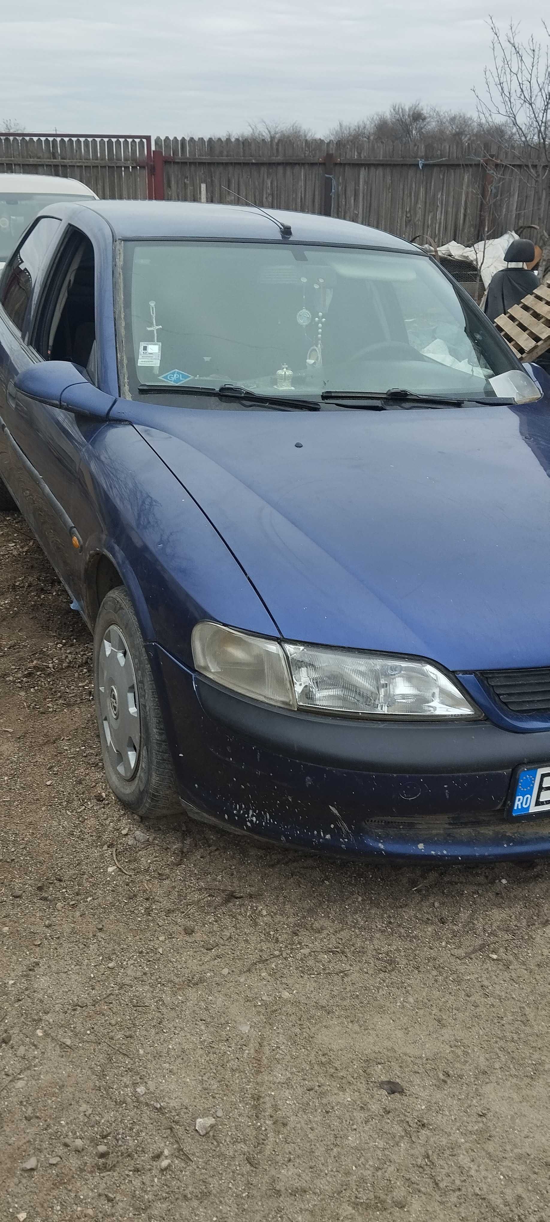 Vând Opel pentru piese