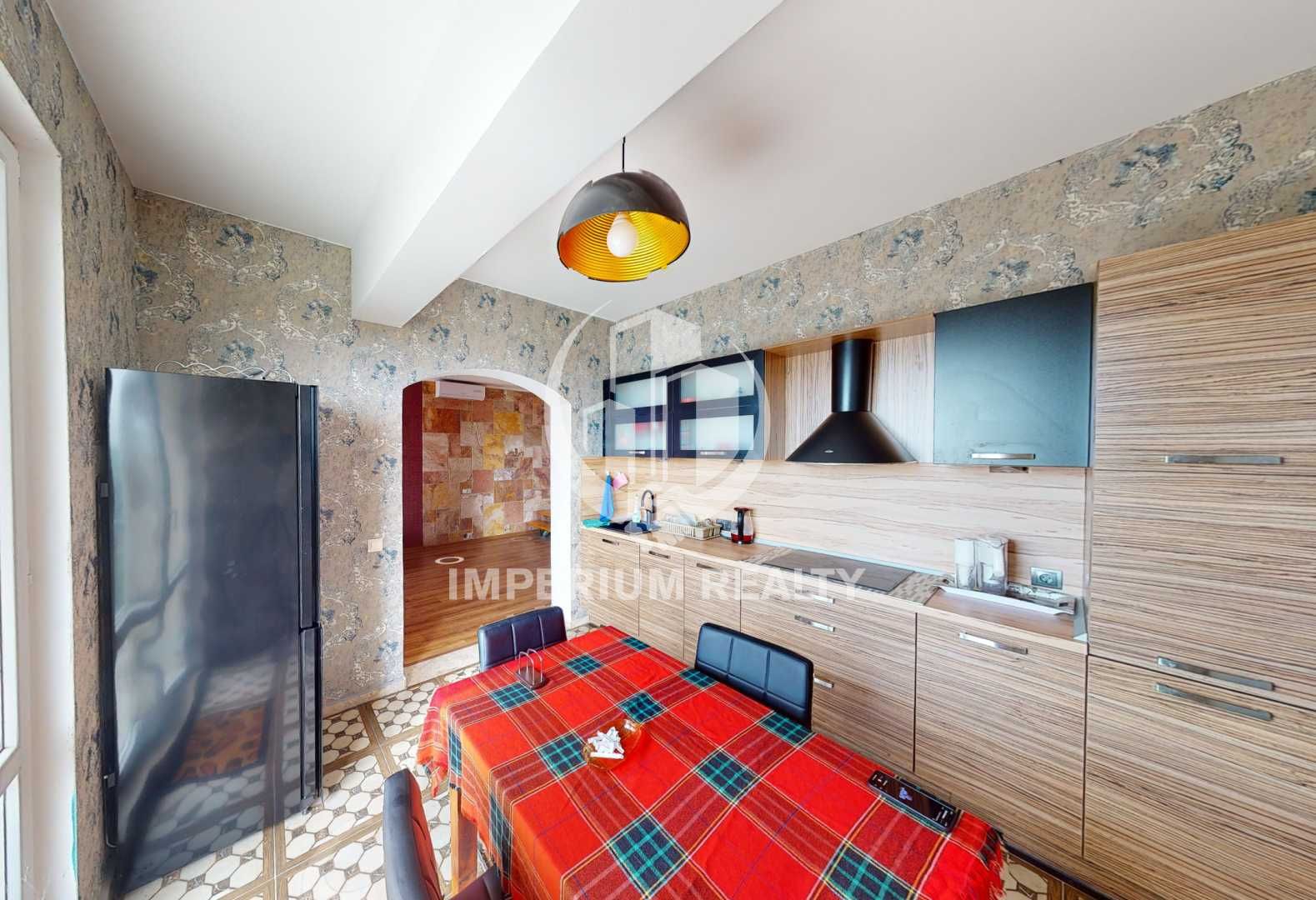 Тристаен апартамент на две нива с красива панорамна гледка в Кошарица