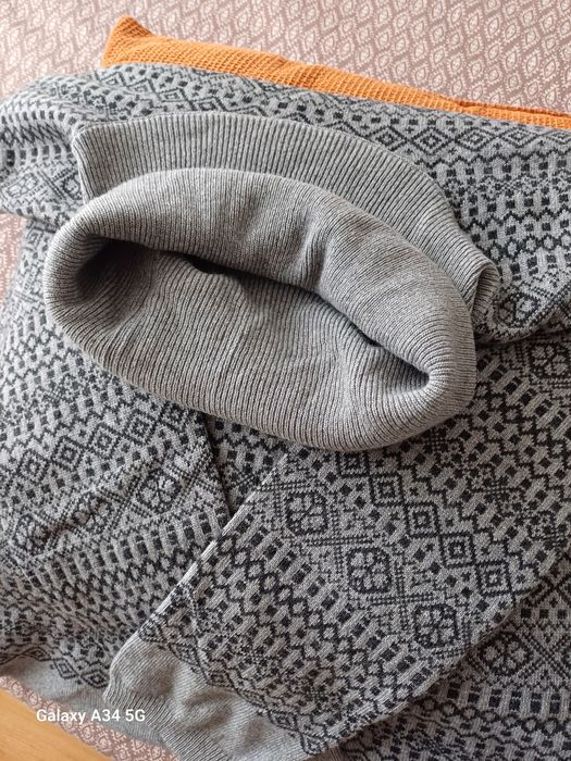 Pulovăr subțire, guler înalt, amestec de lana.