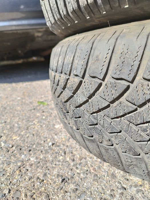 Продавам 2бр. зимни Bridgestone 205/60/16 DOT2320 RUNFLAT 60лв. двете