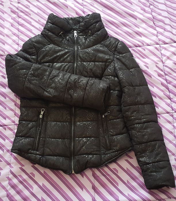 Geaca Guess marimea S model deosebit