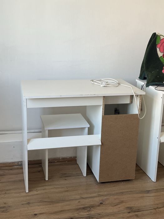 Маникюрный стол и стулья