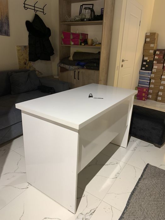 Диван + стол.