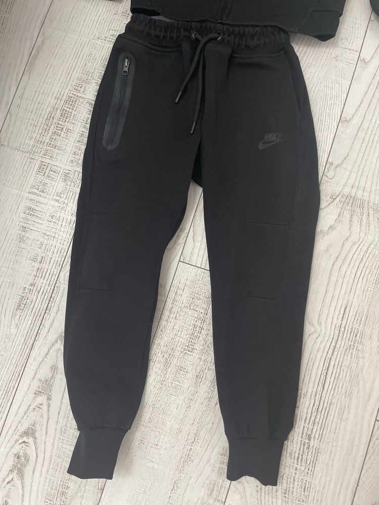 Анцунг Nike tech