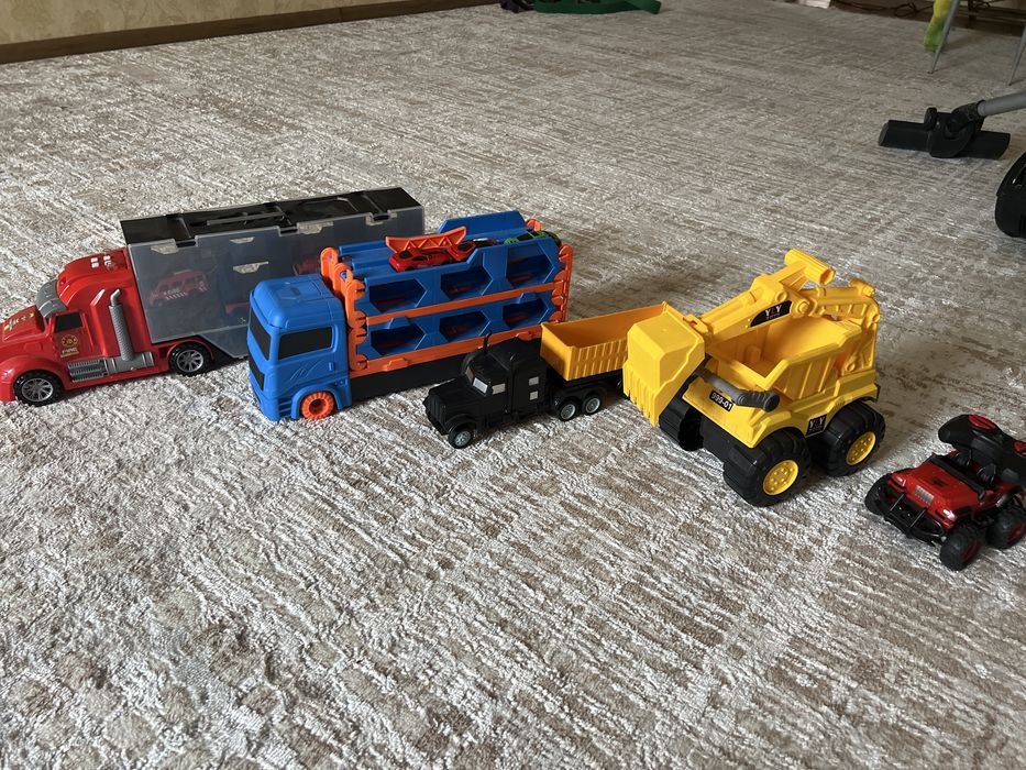 Машинки дорогие, отдам дешево б/у