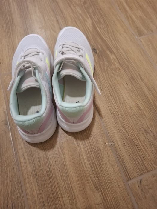 Маратонки adidas 35 номер като нови
