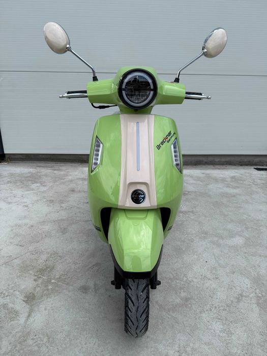 Scuter Breckner Freya pe benzina cu permis