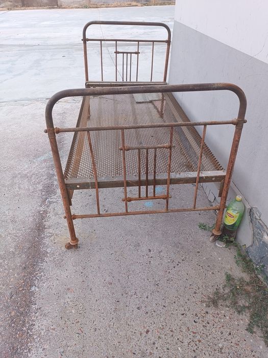 Симли кроват сотилади олмалик