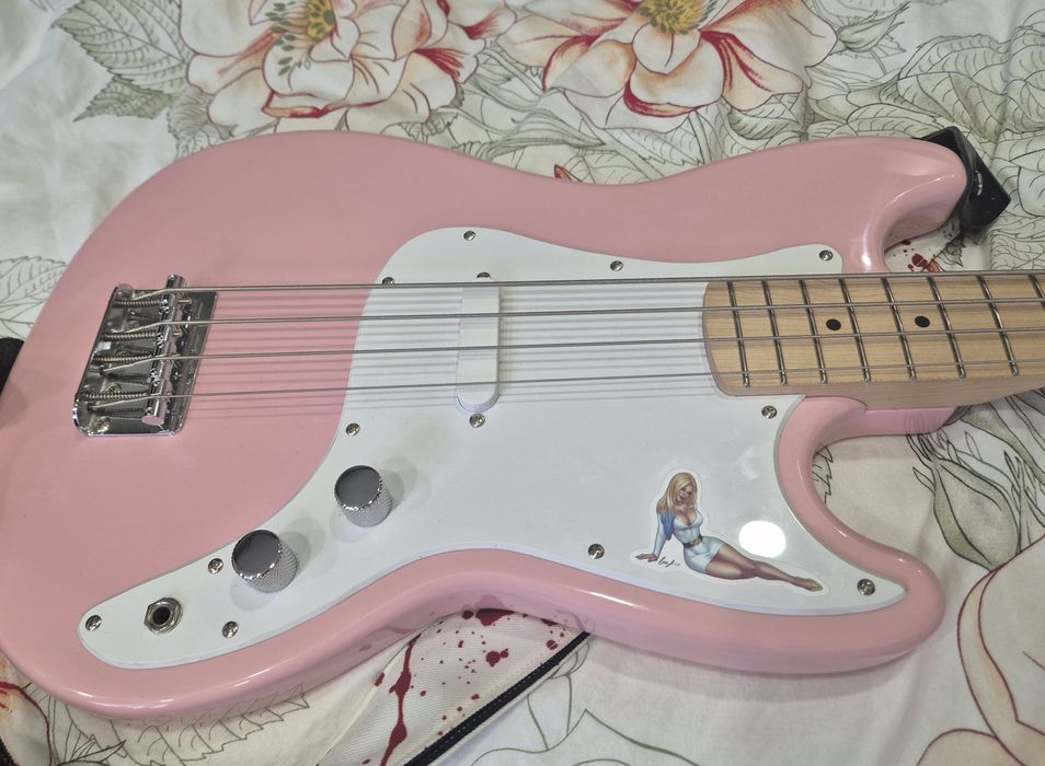 Squier short scale розова бас китара
