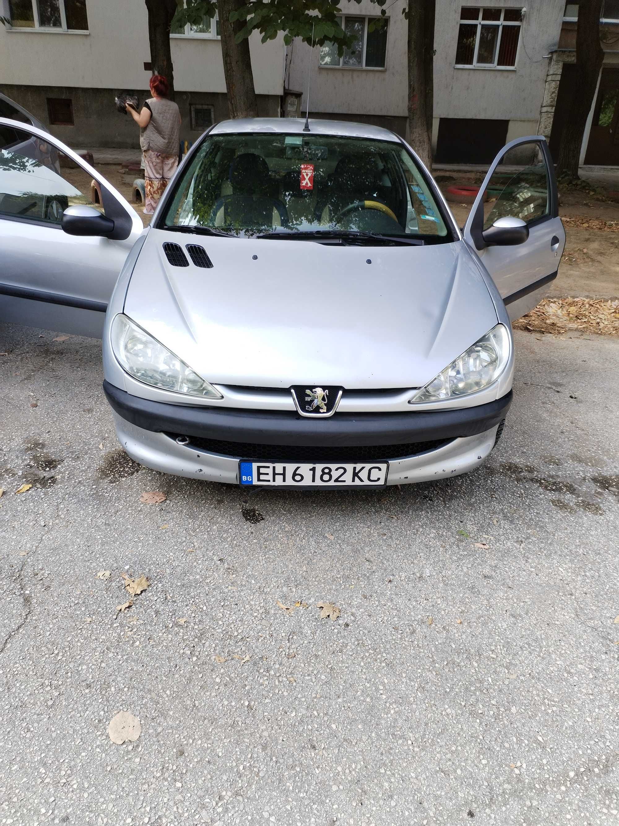Продавам Пежо 206