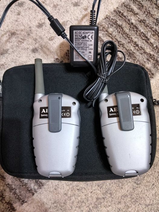 Statii AEG walkie talkie aproape noi