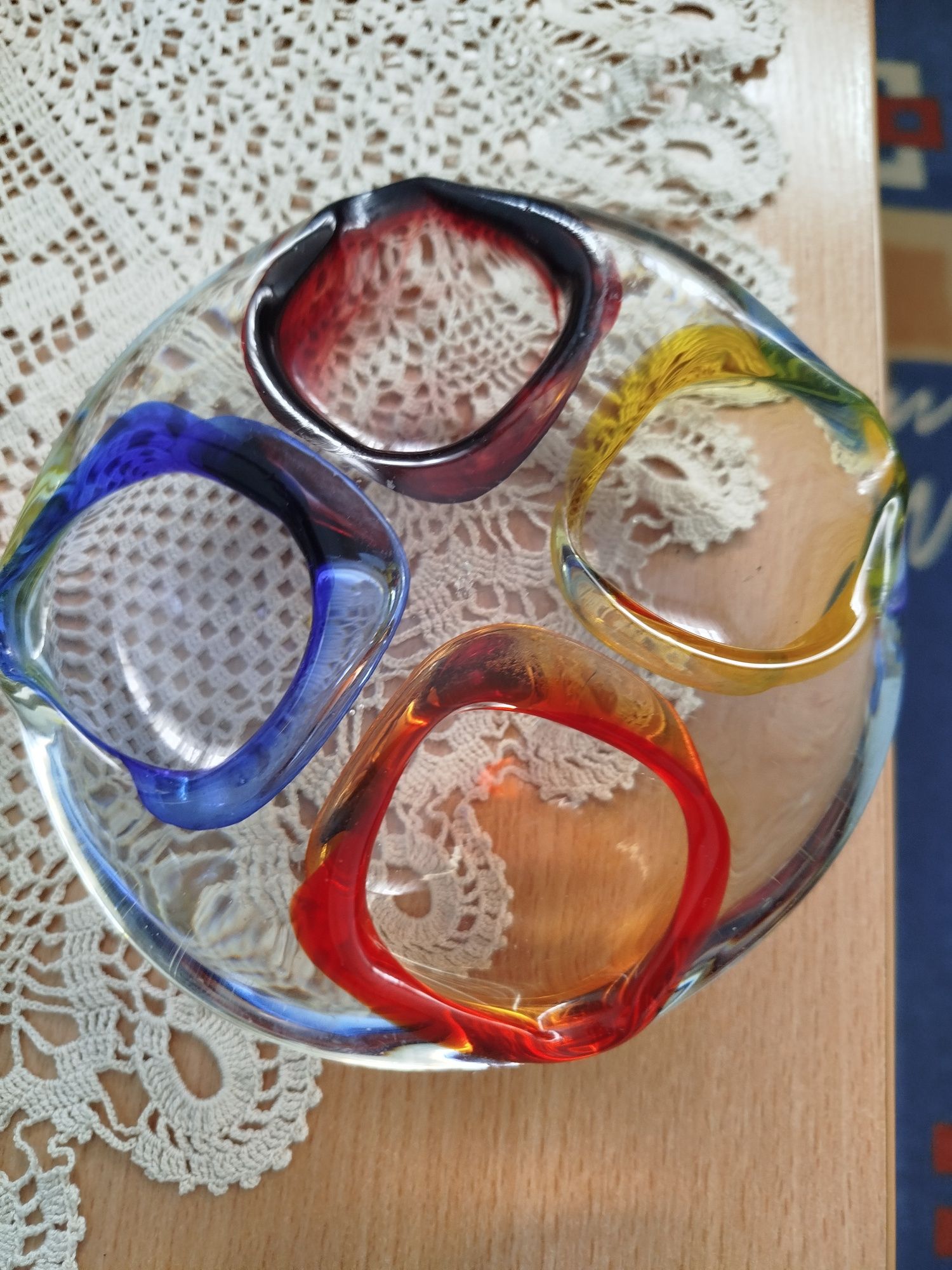 Фигурки от шарено стъкло