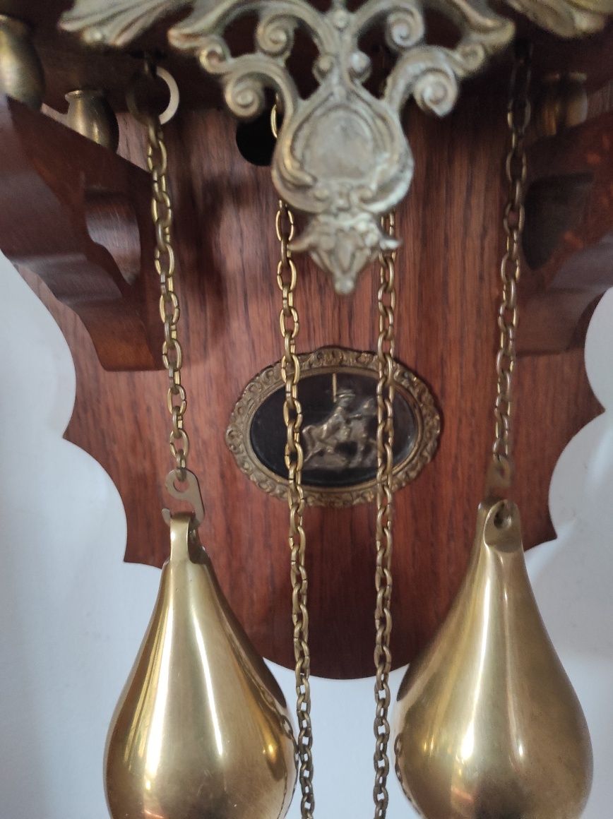 Ceas de perete mecanic cu bătăi pe clopoțel din. bronz