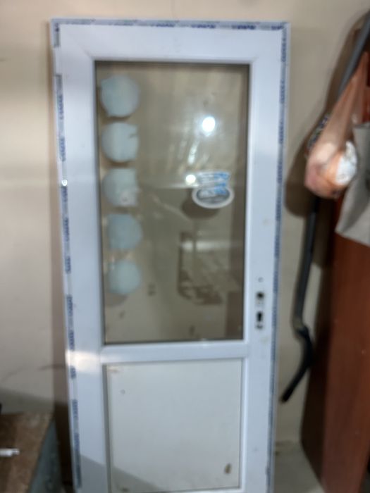 Пластиковый дверь