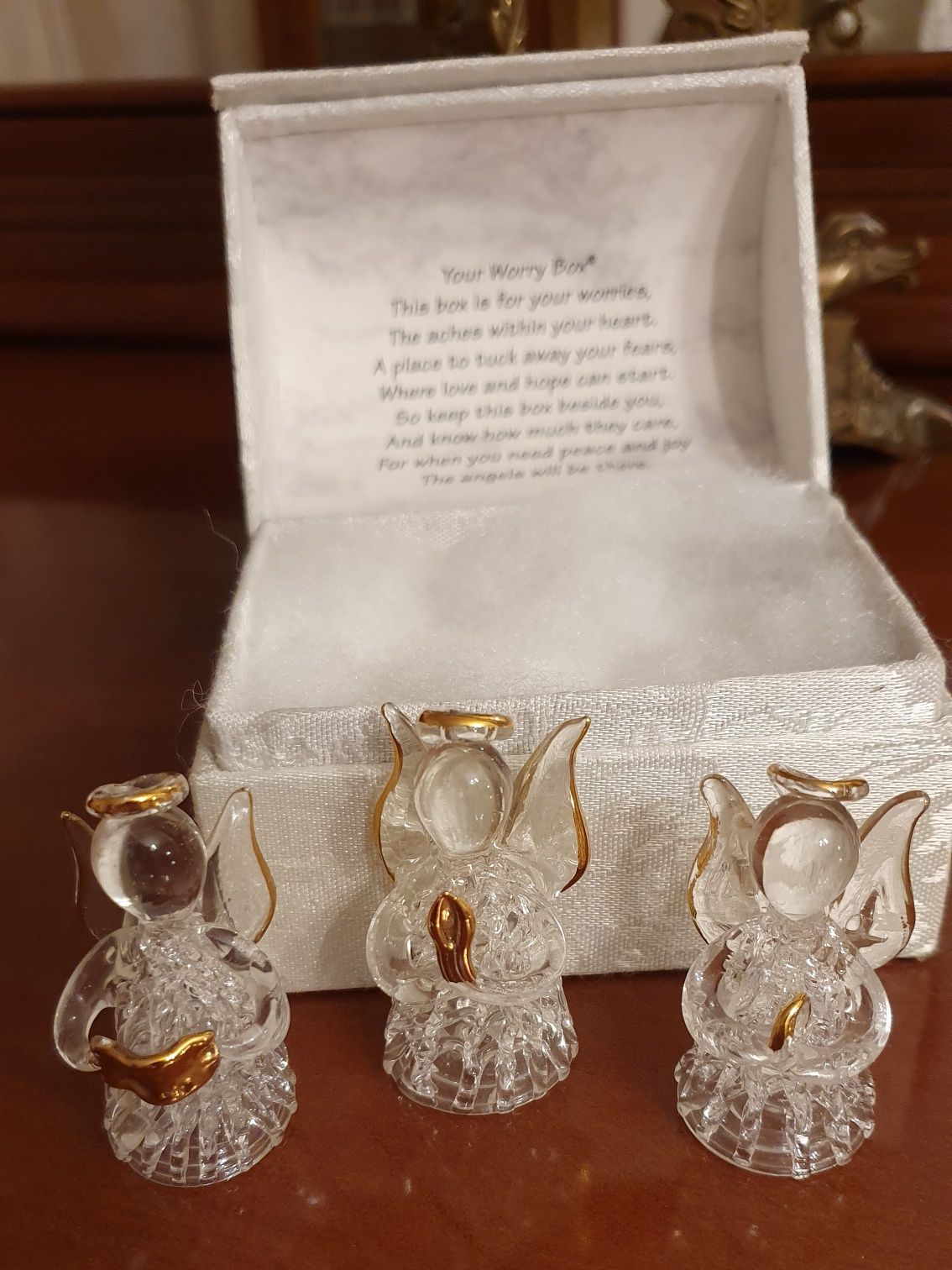Cutie cu îngeri de sticlă lucrați manual