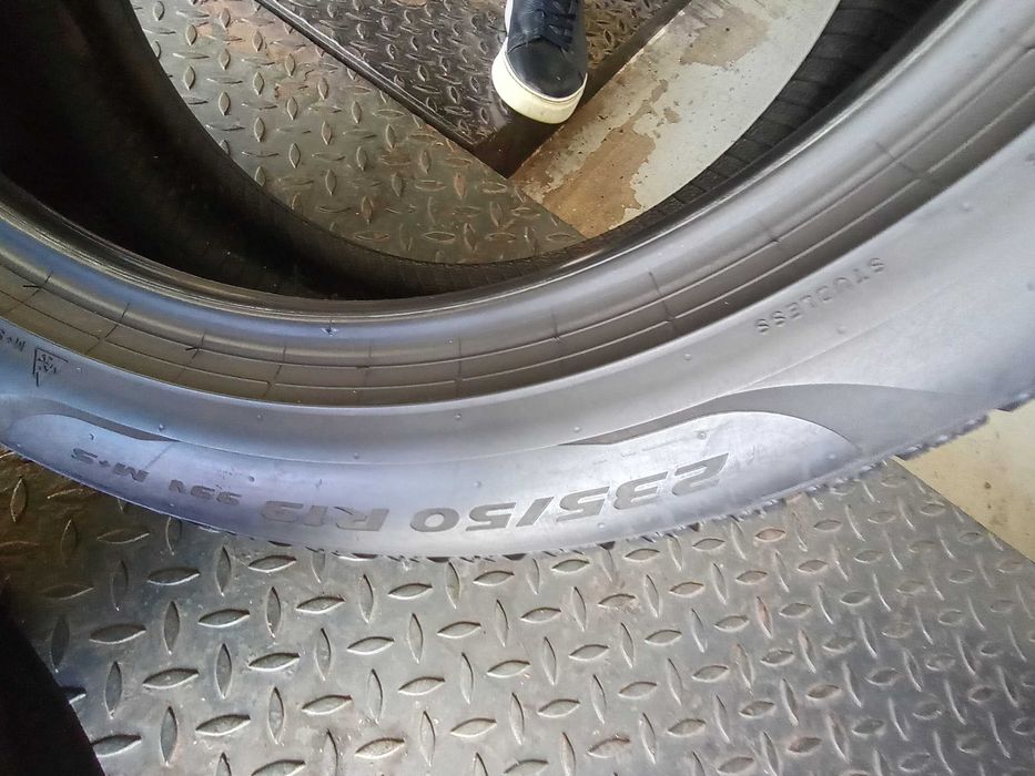 Vând anvelope Pirelli 235.50.19