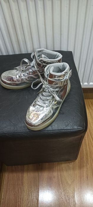 Vând ghete dama argintii