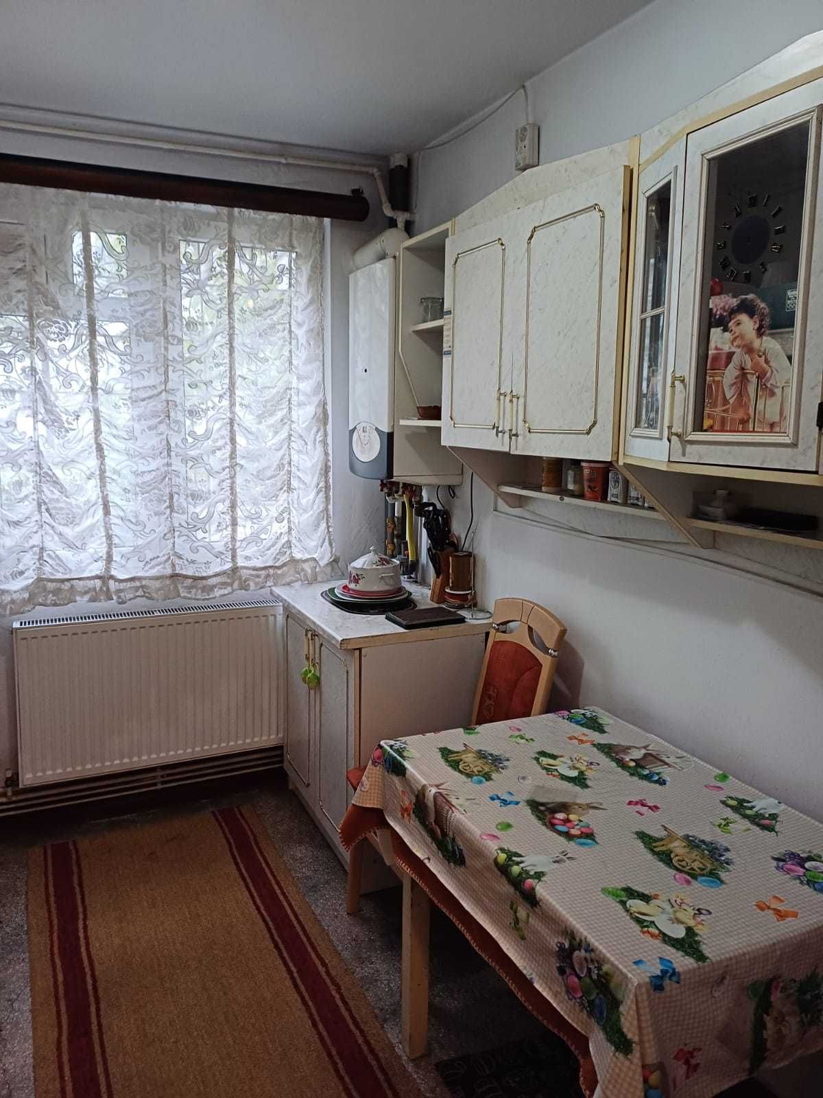 apartament 2 camere mobilat vis-a-vis de red hotel