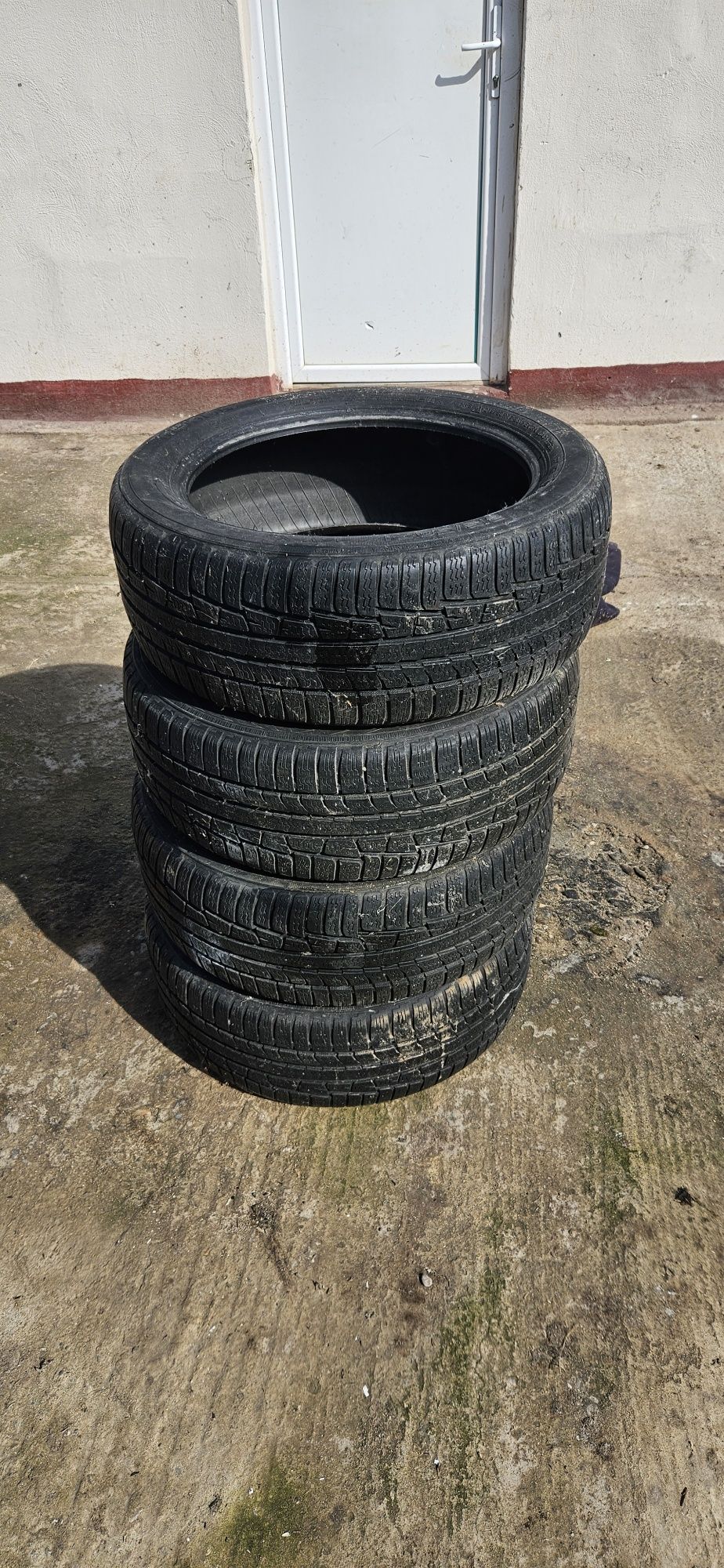 Vând anvelope M+S 215/50 R17