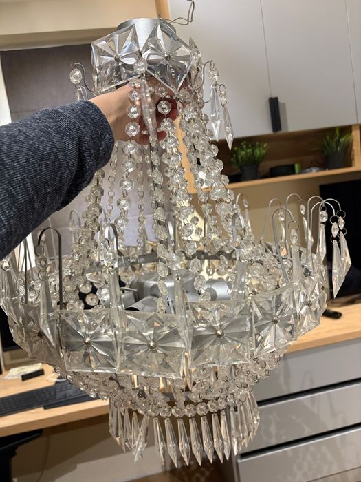 Голям кристален полюлей, изключително запазен и стилен.