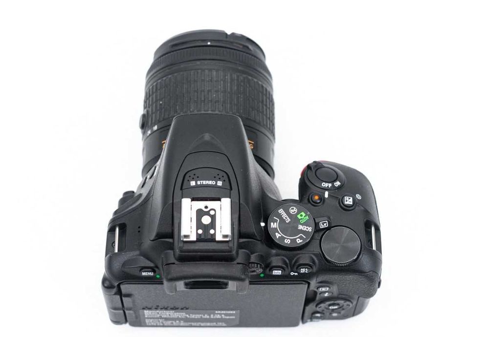 Nikon D5600 kit + obiectiv 18-55mm - 3400 de cadre - Aparat foto DSLR