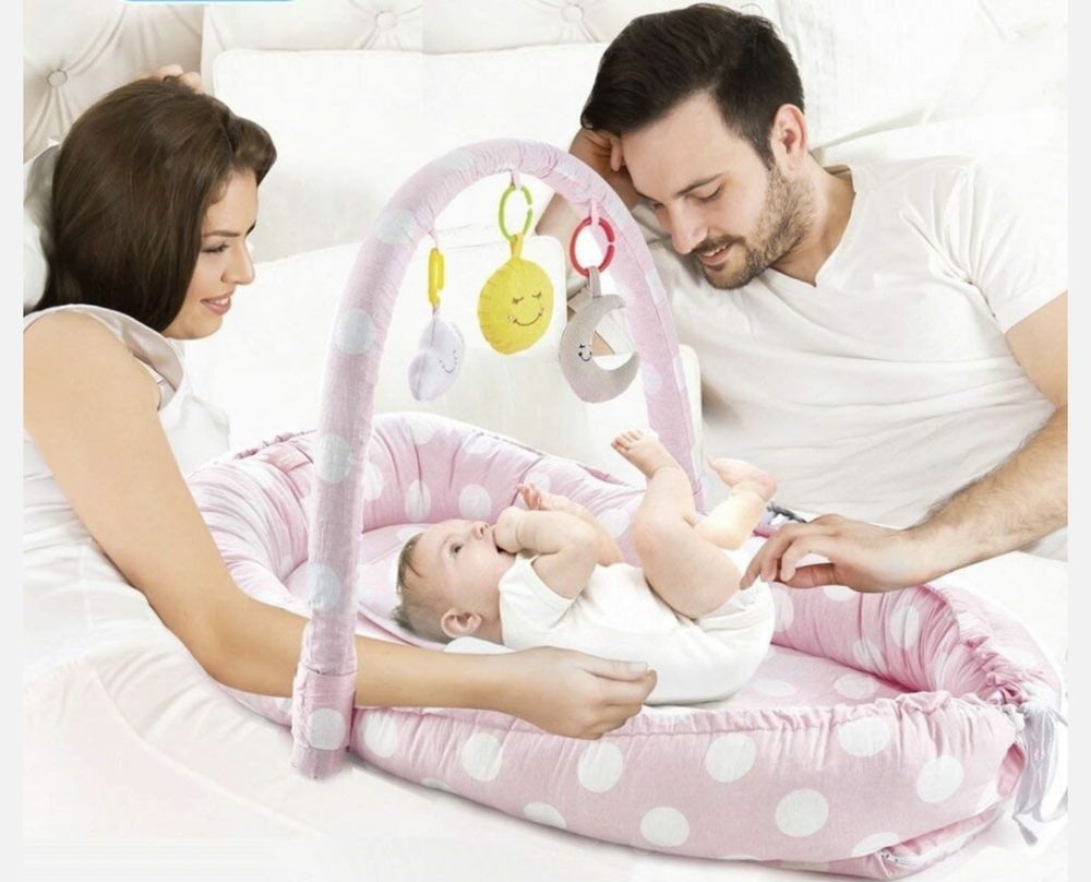 Salteluta Baby Nest cu bara jucarii Between parents Pink Dots