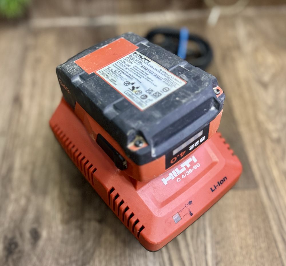 Solamanet vinde:Statie incarcare + Acumulator Hilti