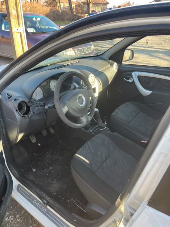 Dacia Sandero 1.4i със заводска газ 2010