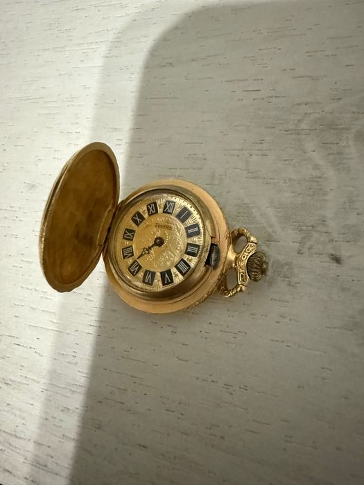 Prodavam zlaten casovnik Zentra .