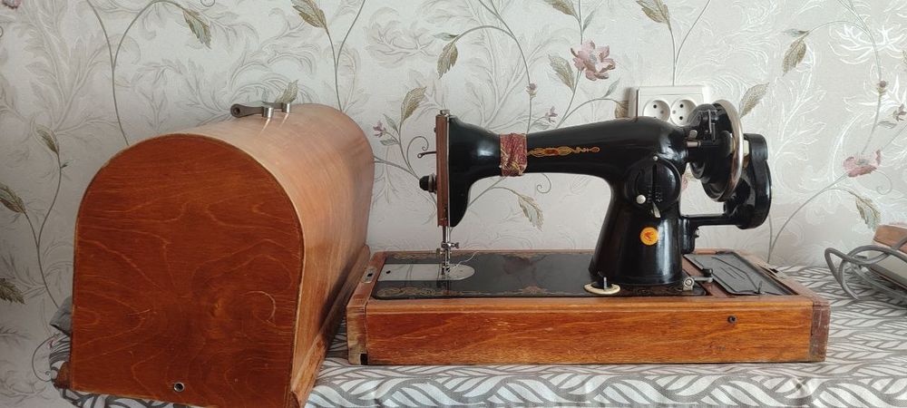 Продается швейная машинка, состояние хорошее, шьёт.