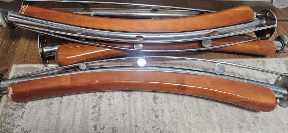 Трапезна маса със стъклен плот