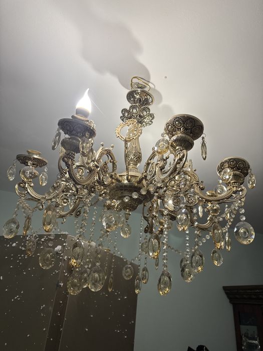 Продам золотого цвета люстру