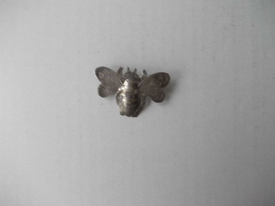 Brosa veche din argint albina