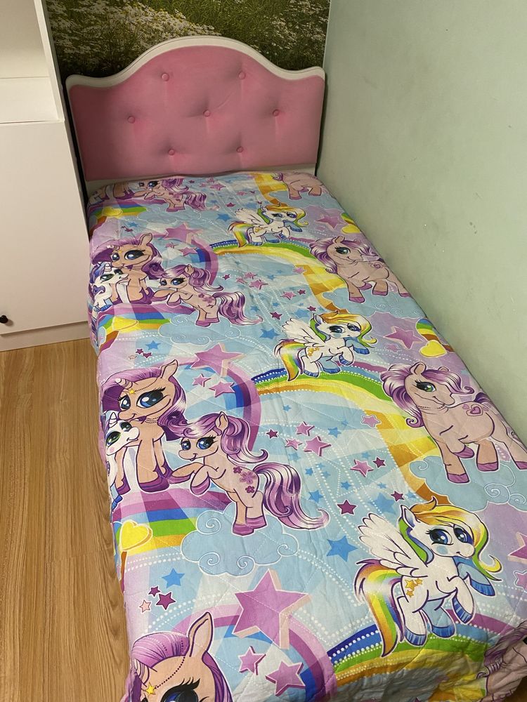 Кроват и шкаф