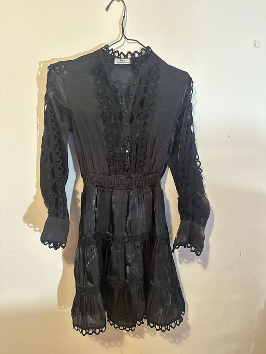 Рокля принт и черна рокля с дантела