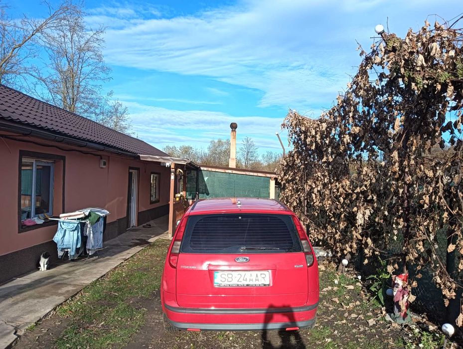 Vând Ford focus an 2006 cu motor defect.